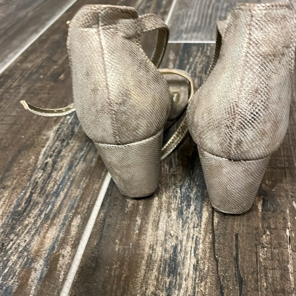 Kenneth Cole Reaction gold wedge sandals.  Like new condition. - Picture 4 of 6